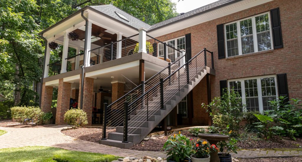 railfx-oasis-flex-photo-lifestyle-wide-view-back-deck-structural-columns-stairs-cable-6673x4449-1-1